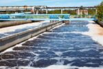 Une usine de traitement de l'eau utilisant le processus d'aération dans le traitement des eaux usées